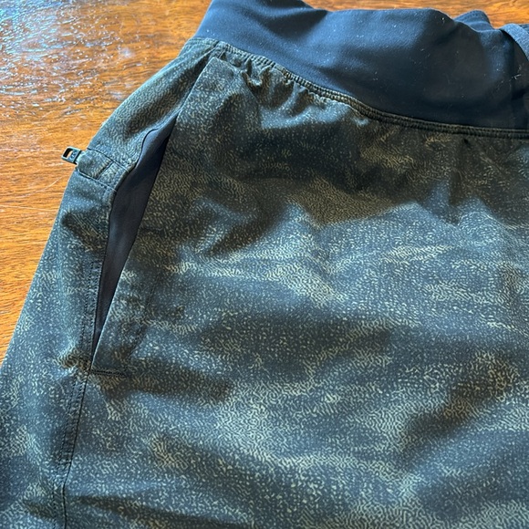 Lululemon Mens large 9” inseam lined shorts olive and black - Picture 4 of 13